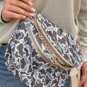 Patterned Gray Crossbody Bag with Gold Chain Accent